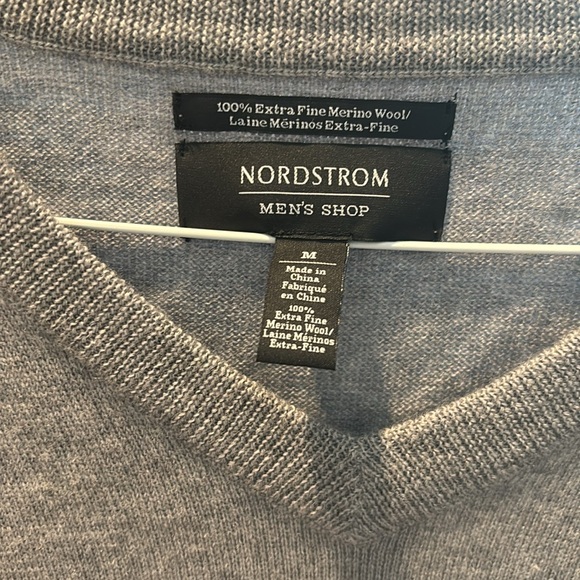 Men’s Nordstrom wool v-neck, medium - Picture 3 of 3
